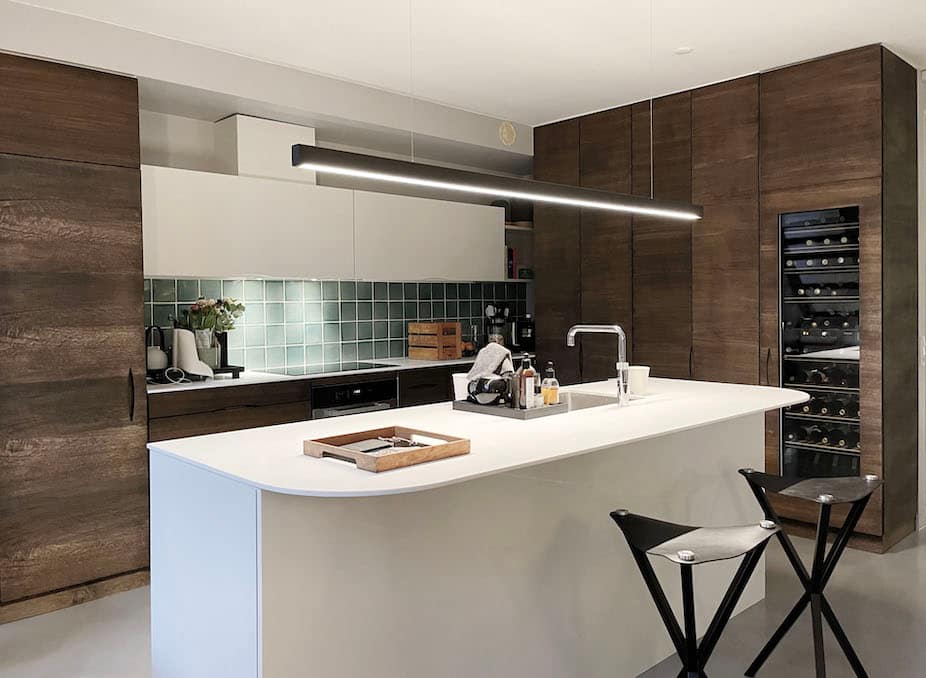 Snedkerkøkken i flere farver med hvid køkkenø, håndlavet efter mål hos snedkeriet Jesper Holm Design i København.