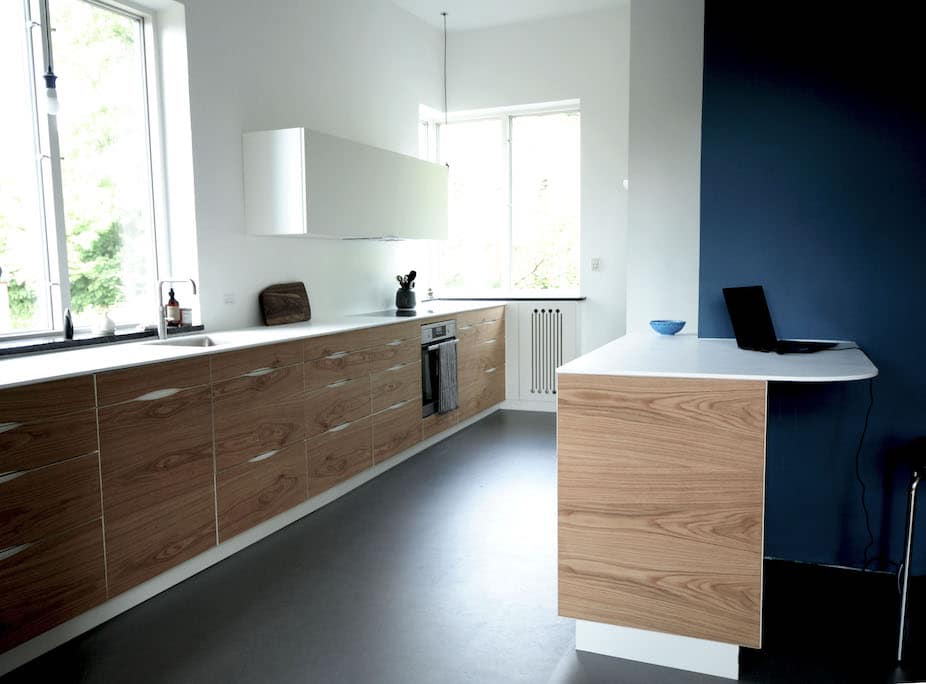 Snedkerkøkken med arbejdsplads fremstillet efter specifikke mål og gennemgående åretegninger langs alle snedkerskuffer fra Jesper Holm Design København.