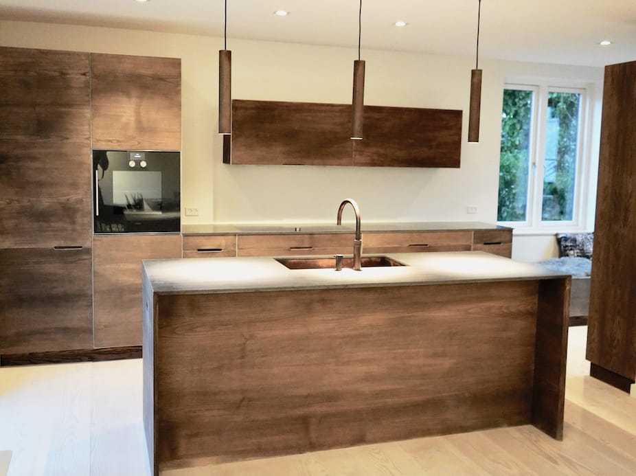 Snedkerkøkken af valnød med køkkenø af høj kvalitet. Skræddersyet snedkerkøkkener på mål håndlaves hos snedkeriet Jesper Holm Design København.