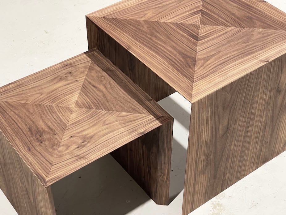 Snedker sofaborde som indskudsborde med håndlavede organiske mønstre af træets åretegninger designes hos Jesper Holm Design i København.