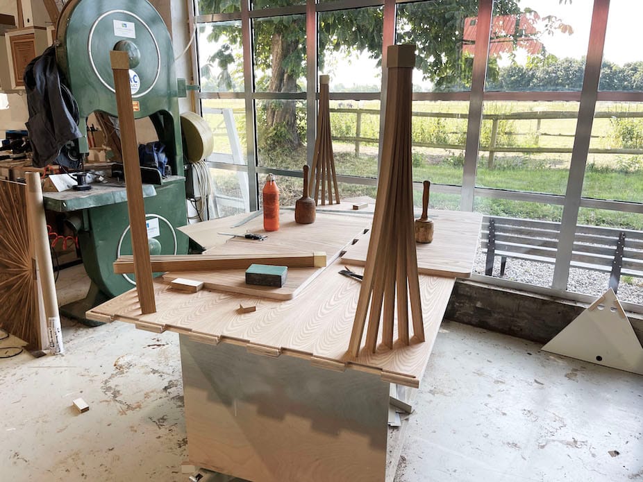 Håndlavede spiseborde fremstilles på snedkeriet i Ishøj i København. Kontakt Jesper Holm Design og få skabt dit eget specialdesignede snedkermøbel af høj kvalitet og holdbarhed.