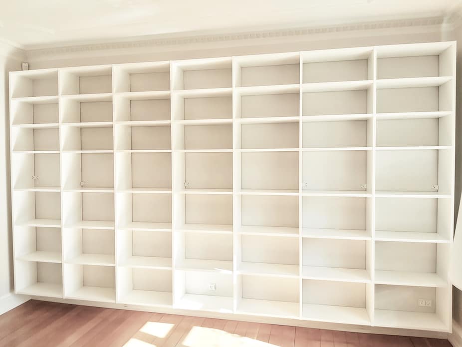 Væg til væg reol på mål specialdesignet til rummet af Jesper Holm Design København.