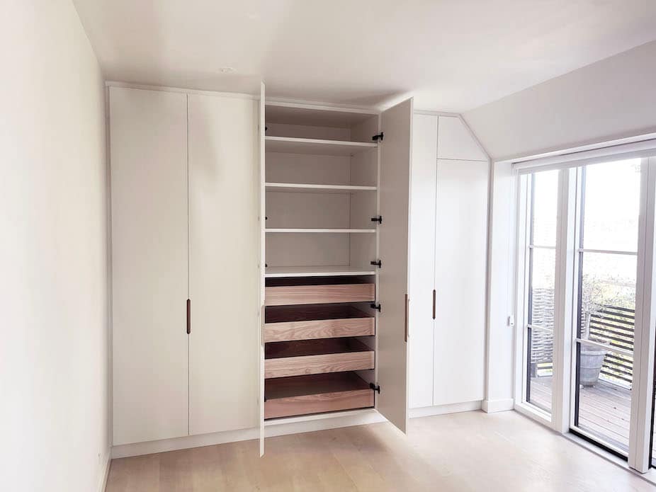 Indbygget garderobeskab af høj kvalitet med indvendige snedkerskuffer håndlavet hos Jesper Holm Design i København