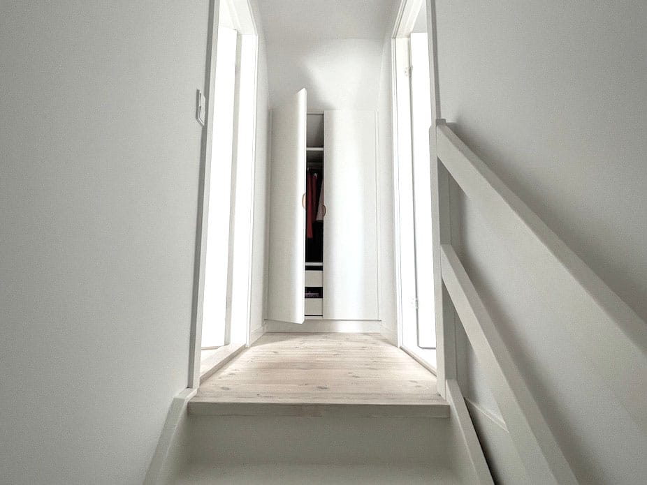 Specialdesignede indretningsløsninger hvor al plads udnyttes. Indbygget garderobeskab på mål fra snedkeriet Jesper Holm Design i København