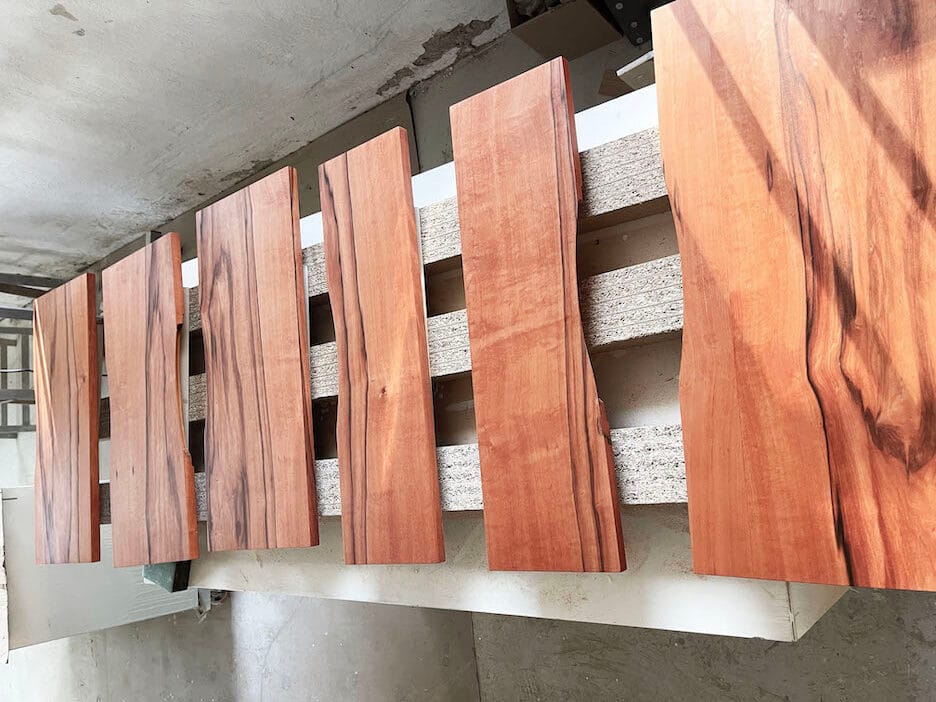 Snedkeri håndværk planker i en stribet træsort. Hos Jesper Holm Design i København anvender vi kun de bedste materialer og håndlaver alle møbler